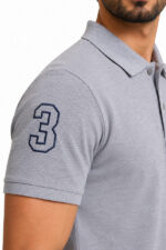 تیشرت یقه دکمه دار مردانه US Polo Assn طرح نوشته عدد 3